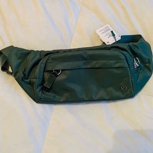 NWT lululemon on the beat belt bag hunter green